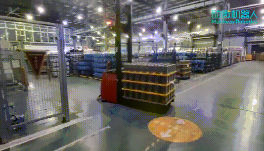 尊龙凯时机器人智能无人叉车与产线对接.gif