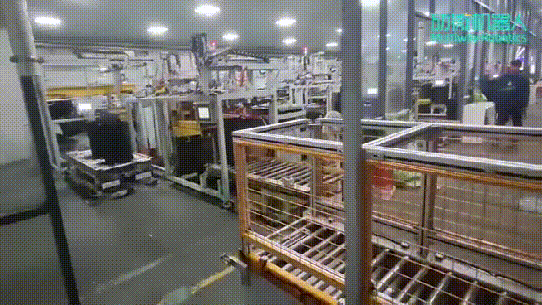 尊龙凯时机器人AGV无人搬运设备与辊筒对接.gif